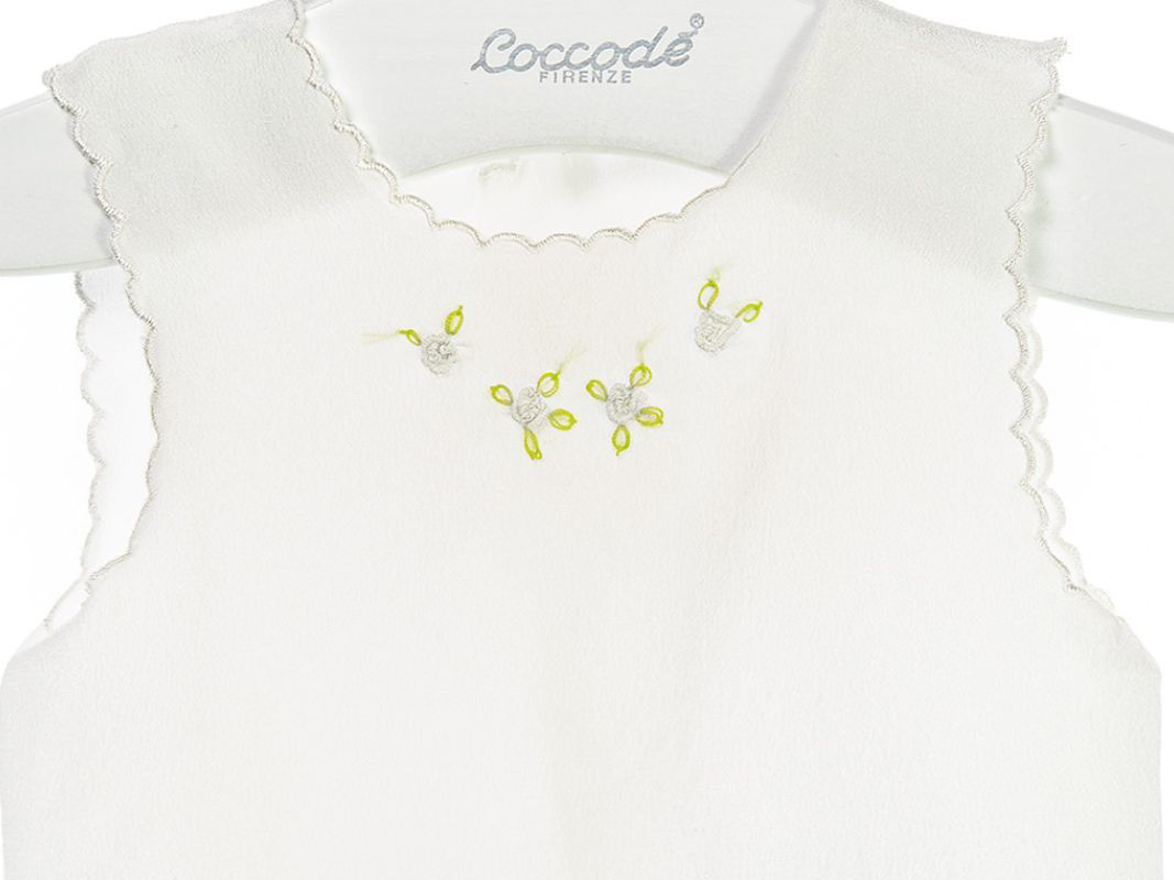Une ceinture en cuir marron croisé avec une boucle en métal sur fond