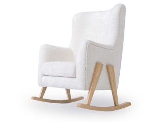 Immagine di Alondra poltrona allattamento Glam con gambe legno e tessuto teddy bianco - Poltrone allattamento